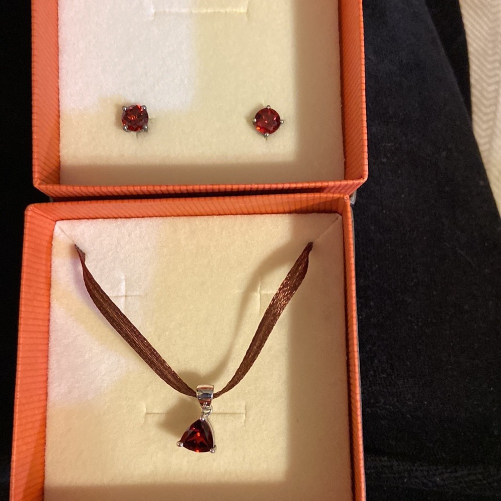 NWT set: Ruby gemstone in 925 sterling silver pendant +stud earrings from Angara